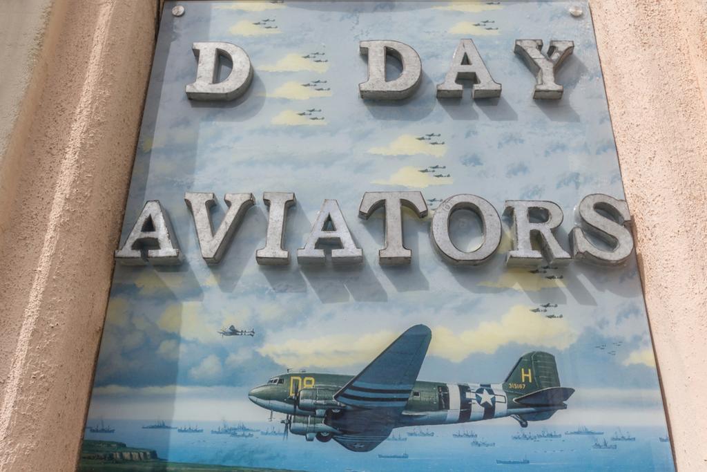 ホテル Dday Aviators アロマンシュ・レ・バン エクステリア 写真
